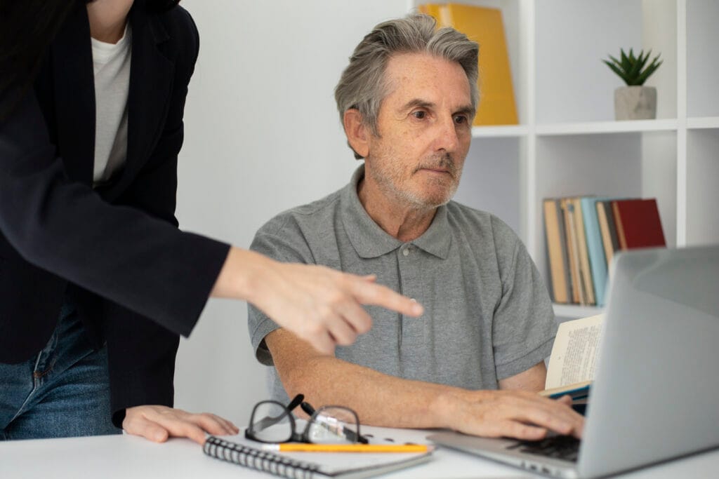hombre mayor escuchando su maestro en clase